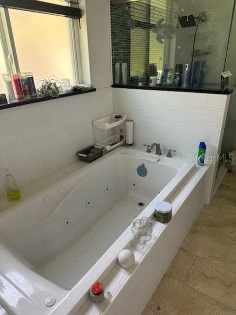En Venta: $560,000 (4 camas, 2 baños, 2450 Pies cuadrados)
