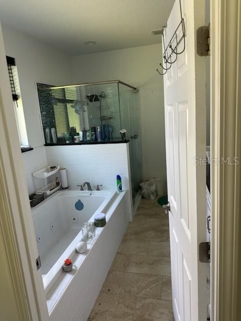 En Venta: $560,000 (4 camas, 2 baños, 2450 Pies cuadrados)