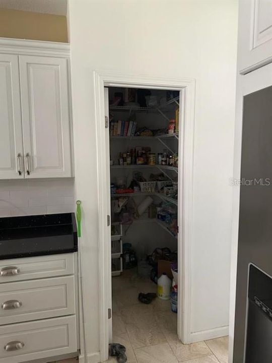 En Venta: $560,000 (4 camas, 2 baños, 2450 Pies cuadrados)