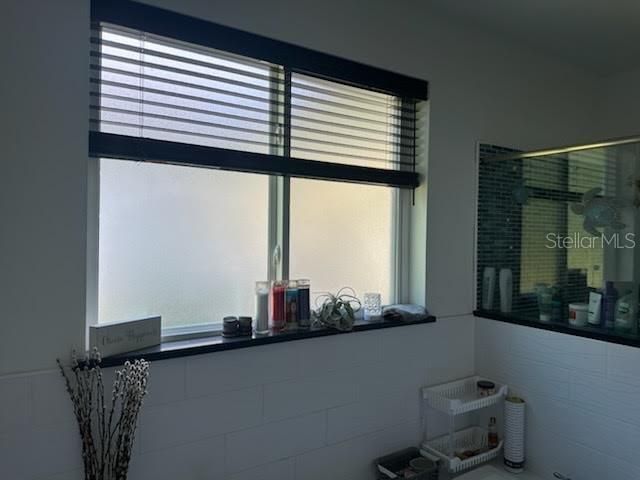 En Venta: $560,000 (4 camas, 2 baños, 2450 Pies cuadrados)