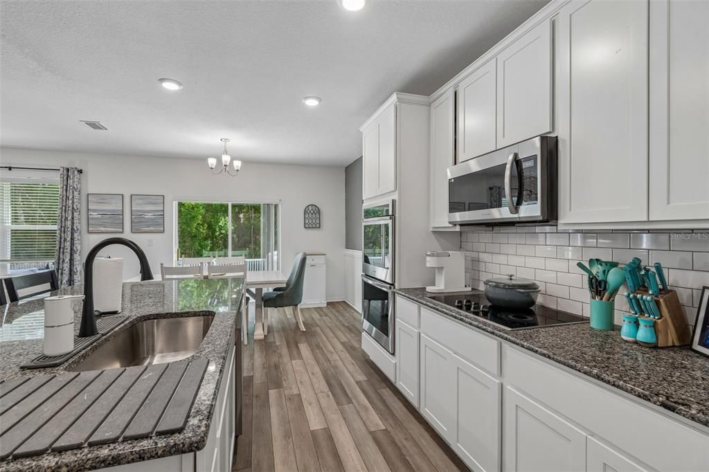 На продажу: $600,000 (6 спален, 4 ванн, 4054 Квадратных фут)