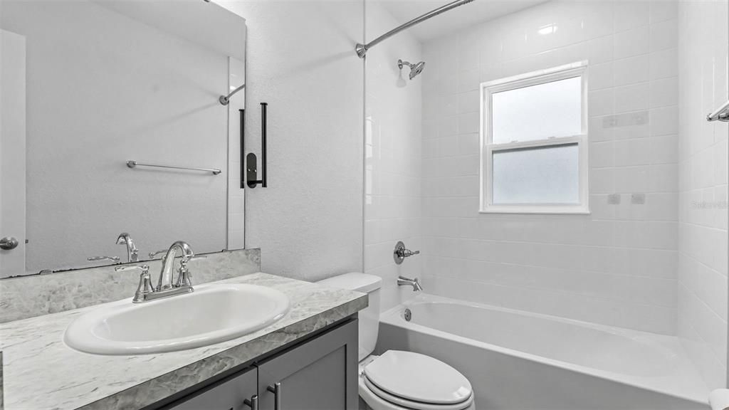 На продажу: $279,900 (4 спален, 2 ванн, 1707 Квадратных фут)