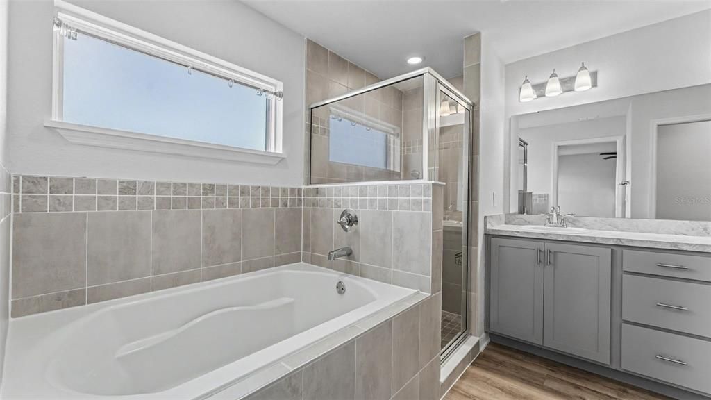 На продажу: $279,900 (4 спален, 2 ванн, 1707 Квадратных фут)