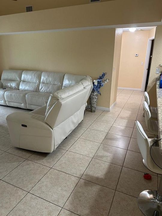 En Renta: $2,000 (3 camas, 2 baños, 2042 Pies cuadrados)