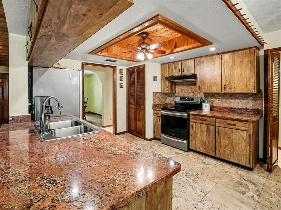 На продажу: $625,000 (3 спален, 2 ванн, 2400 Квадратных фут)