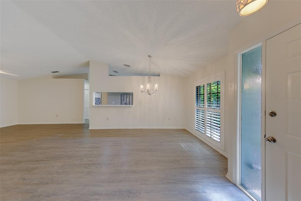 For Sale: $325,000 (2 beds, 2 baths, 1547 Square Feet)
