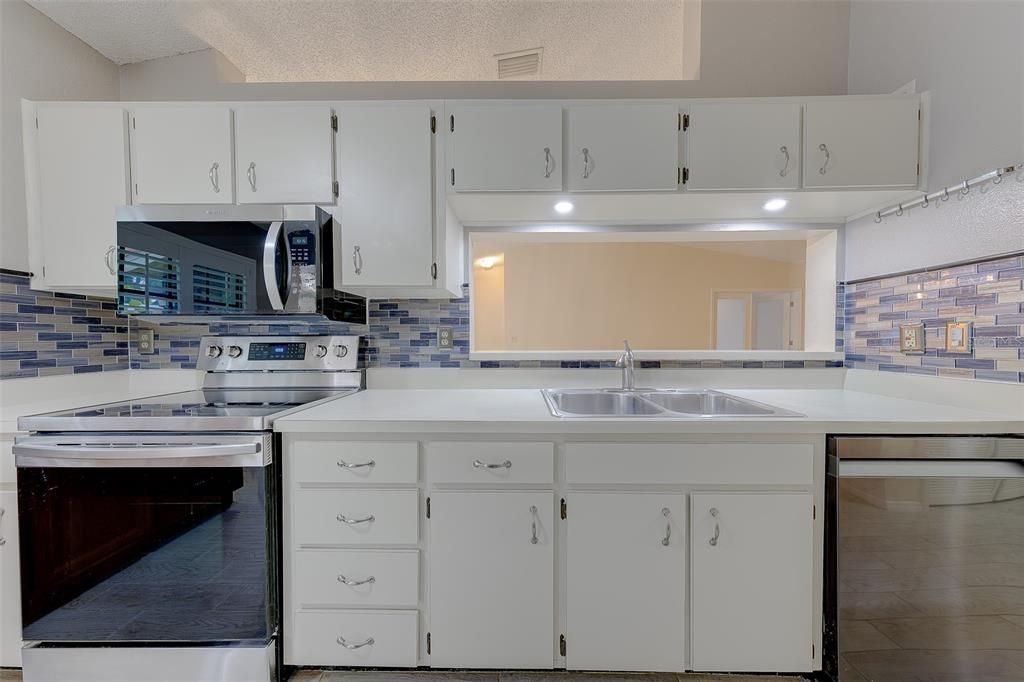 For Sale: $325,000 (2 beds, 2 baths, 1547 Square Feet)