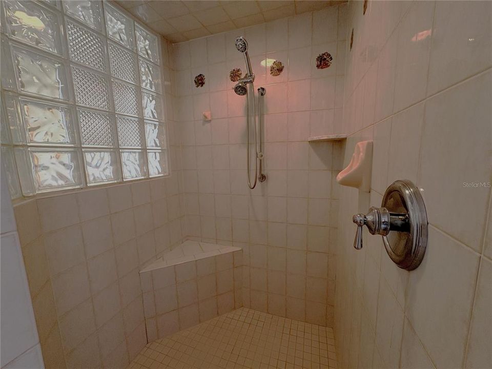 For Sale: $550,000 (4 beds, 3 baths, 2993 Square Feet)