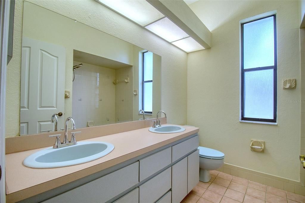 For Sale: $550,000 (4 beds, 3 baths, 2993 Square Feet)