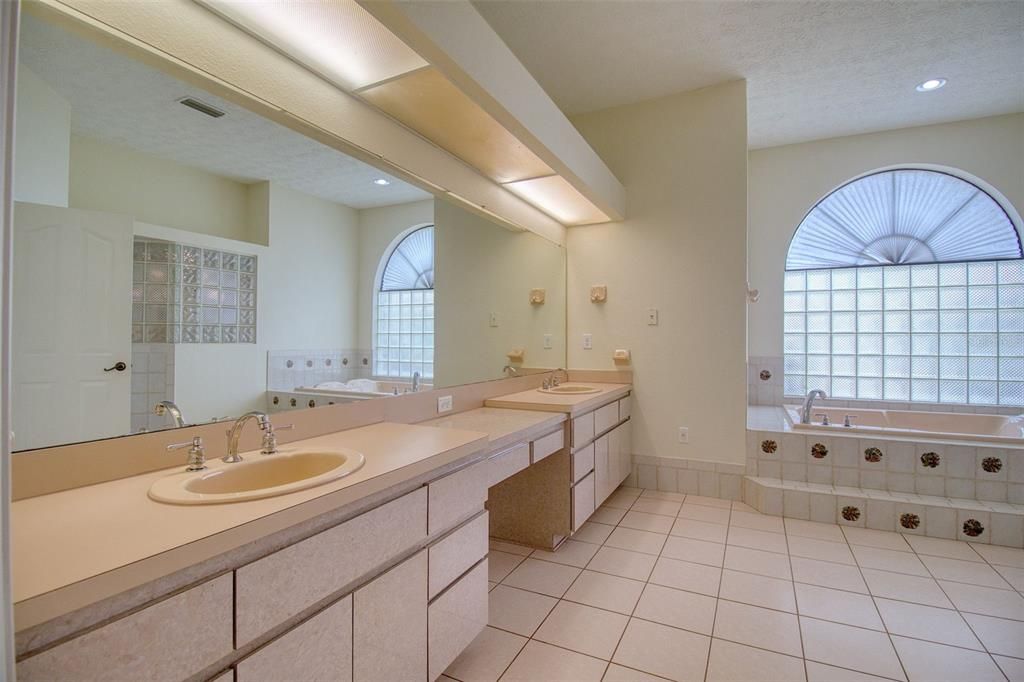 For Sale: $550,000 (4 beds, 3 baths, 2993 Square Feet)