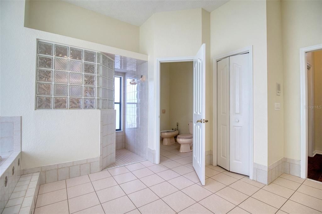 For Sale: $550,000 (4 beds, 3 baths, 2993 Square Feet)