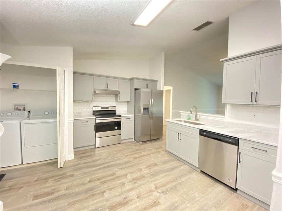 В аренду: $2,595 (3 спален, 2 ванн, 1416 Квадратных фут)