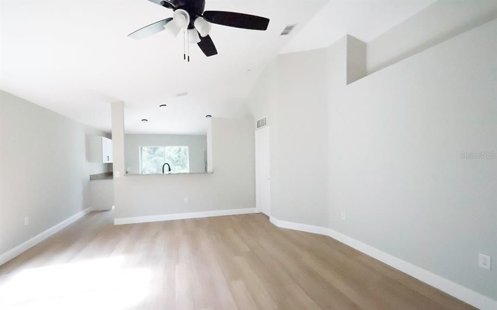На продажу: $299,999 (3 спален, 2 ванн, 1292 Квадратных фут)