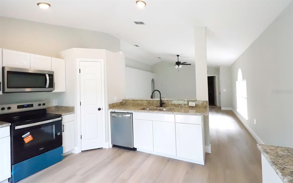 На продажу: $299,999 (3 спален, 2 ванн, 1292 Квадратных фут)