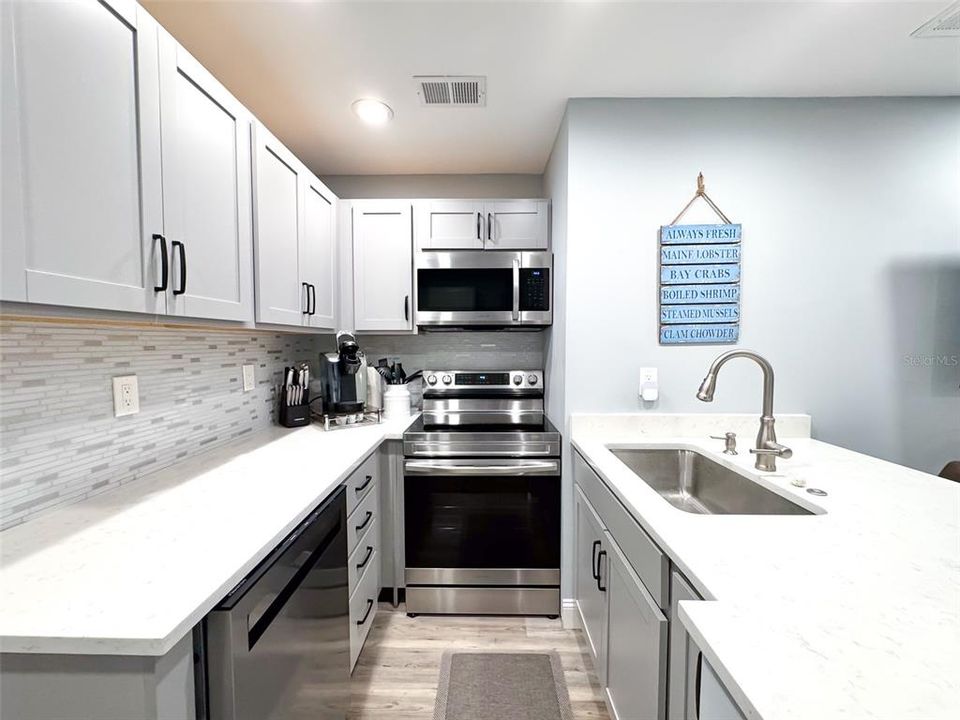 For Sale: $229,000 (1 beds, 1 baths, 446 Square Feet)