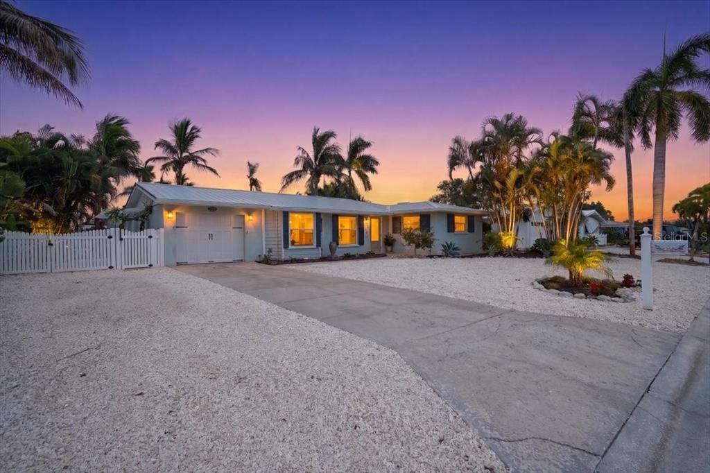 For Sale: $1,595,000 (2 beds, 2 baths, 1247 Square Feet)