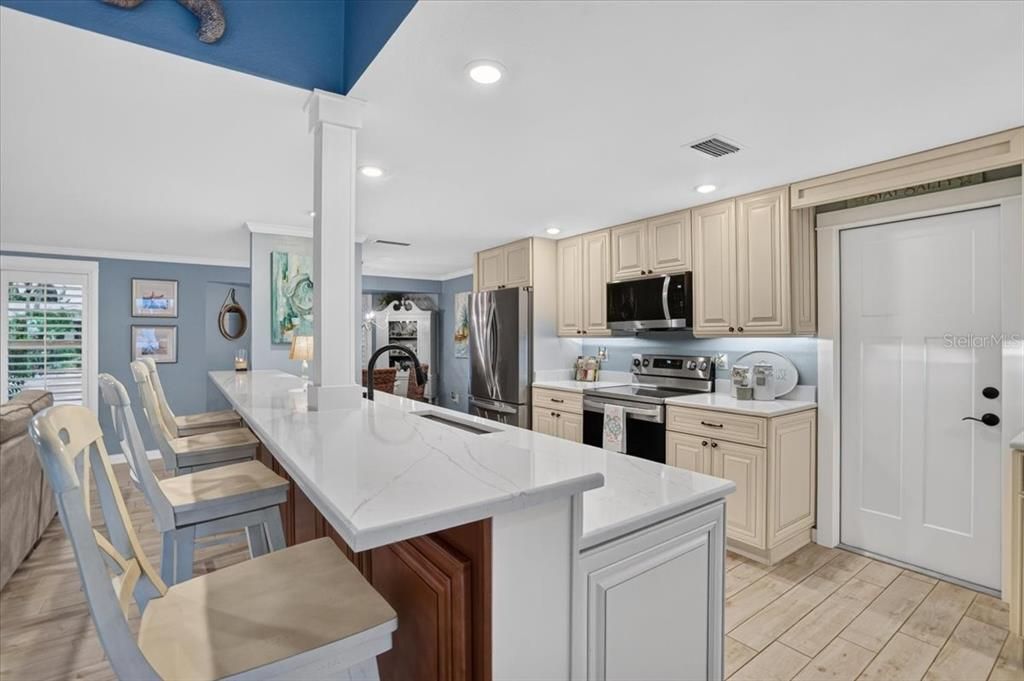 For Sale: $1,595,000 (2 beds, 2 baths, 1247 Square Feet)