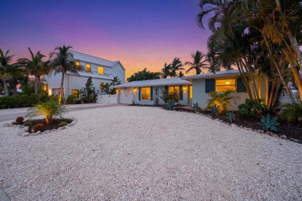 For Sale: $1,595,000 (2 beds, 2 baths, 1247 Square Feet)