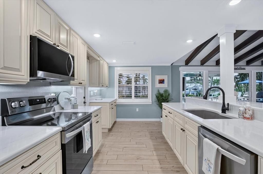 For Sale: $1,595,000 (2 beds, 2 baths, 1247 Square Feet)