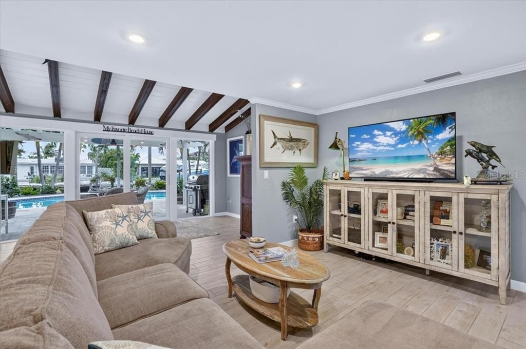 For Sale: $1,595,000 (2 beds, 2 baths, 1247 Square Feet)