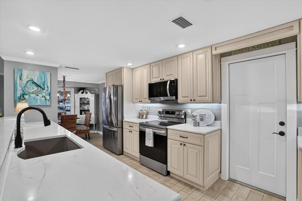 For Sale: $1,595,000 (2 beds, 2 baths, 1247 Square Feet)