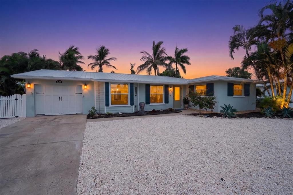 For Sale: $1,595,000 (2 beds, 2 baths, 1247 Square Feet)