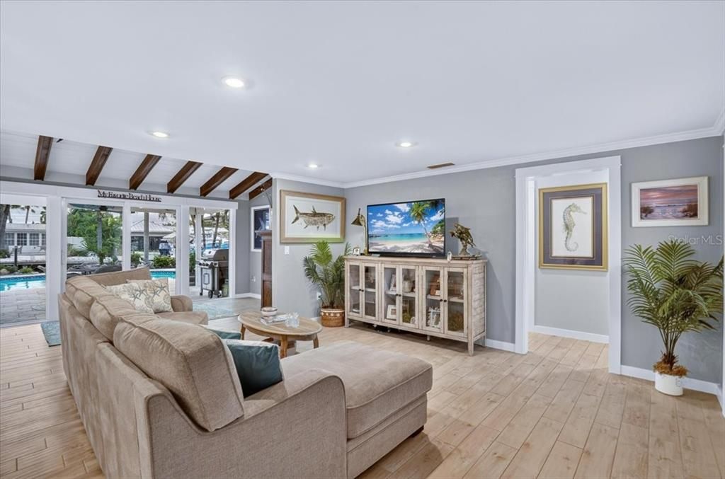 For Sale: $1,595,000 (2 beds, 2 baths, 1247 Square Feet)