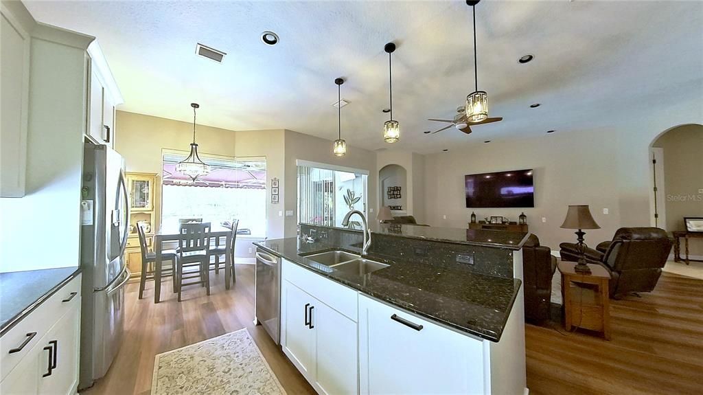 На продажу: $449,900 (3 спален, 2 ванн, 2084 Квадратных фут)