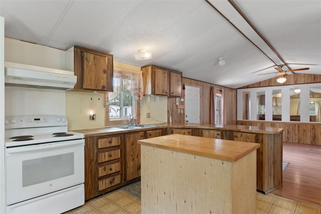 На продажу: $158,900 (2 спален, 2 ванн, 910 Квадратных фут)