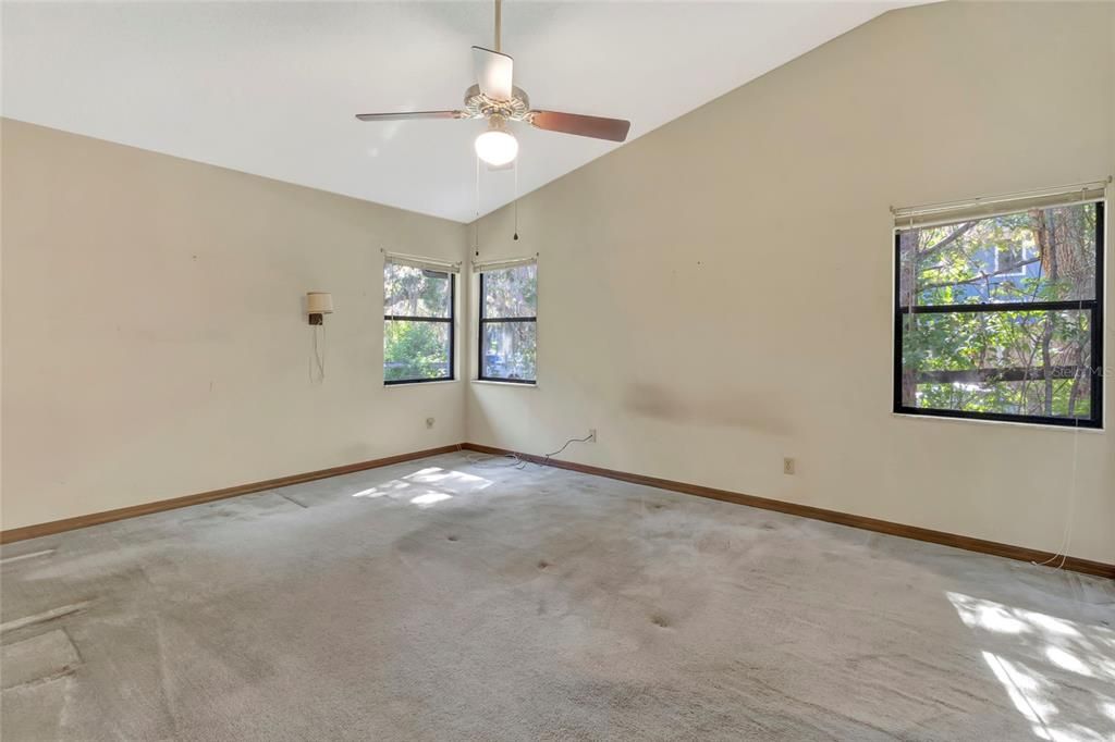 Activo con contrato: $425,000 (3 camas, 2 baños, 2314 Pies cuadrados)