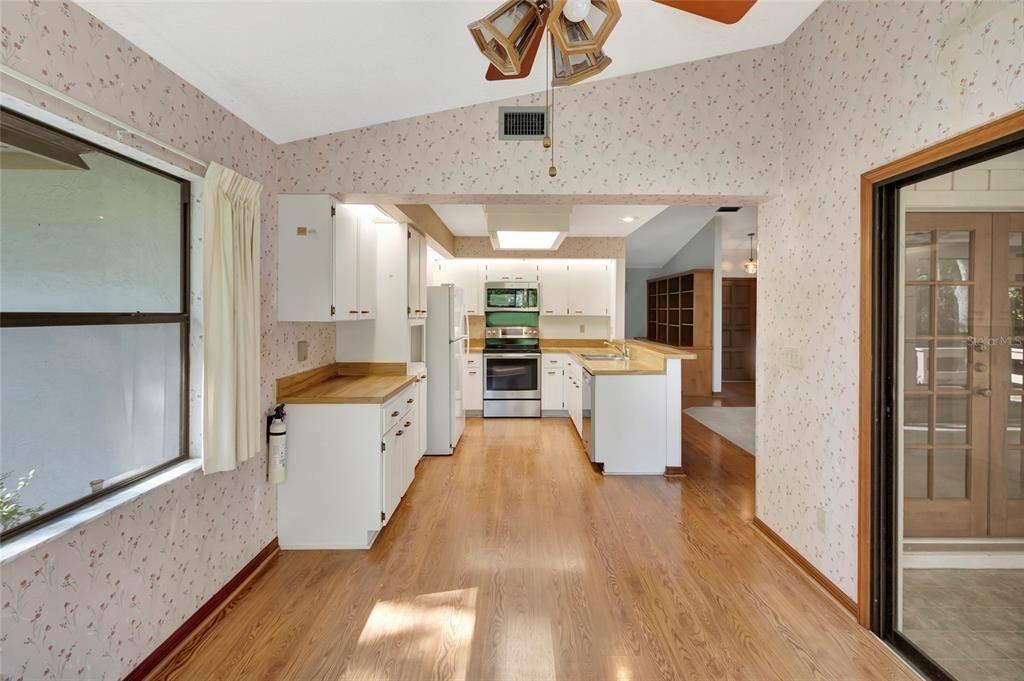 Activo con contrato: $425,000 (3 camas, 2 baños, 2314 Pies cuadrados)