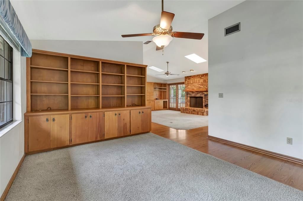 Activo con contrato: $425,000 (3 camas, 2 baños, 2314 Pies cuadrados)