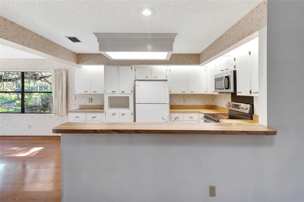 Activo con contrato: $425,000 (3 camas, 2 baños, 2314 Pies cuadrados)