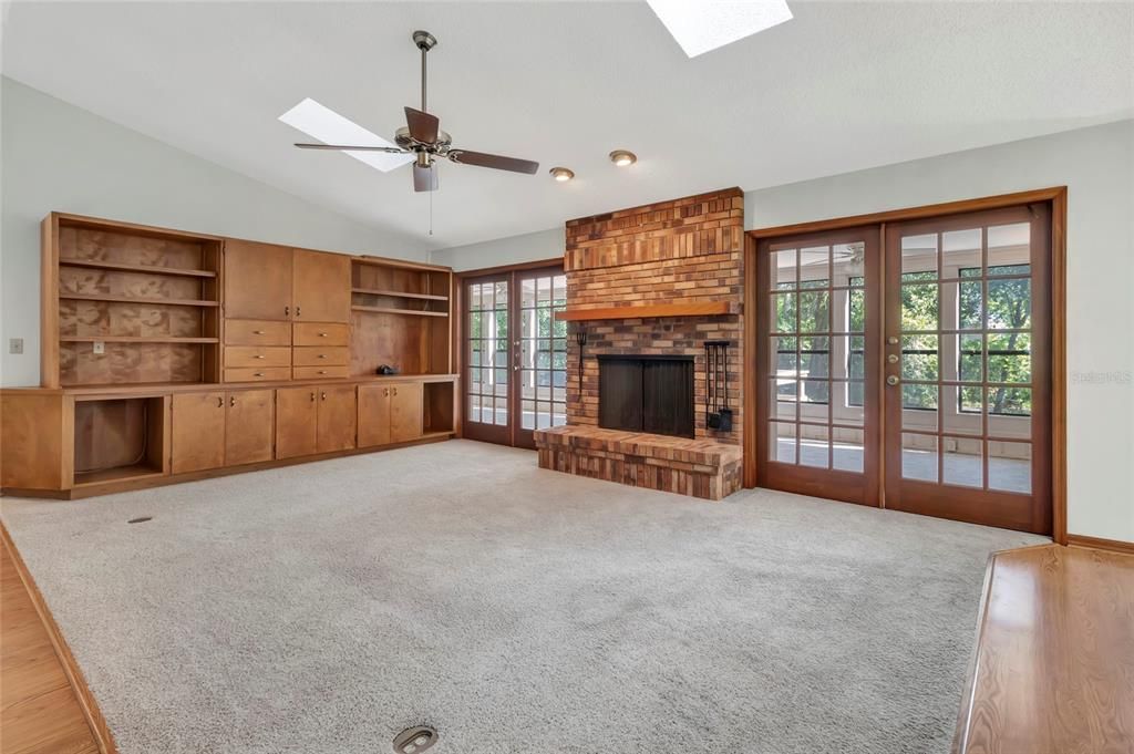 Activo con contrato: $425,000 (3 camas, 2 baños, 2314 Pies cuadrados)