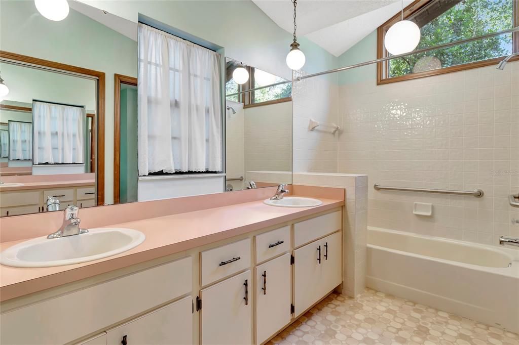 Activo con contrato: $425,000 (3 camas, 2 baños, 2314 Pies cuadrados)
