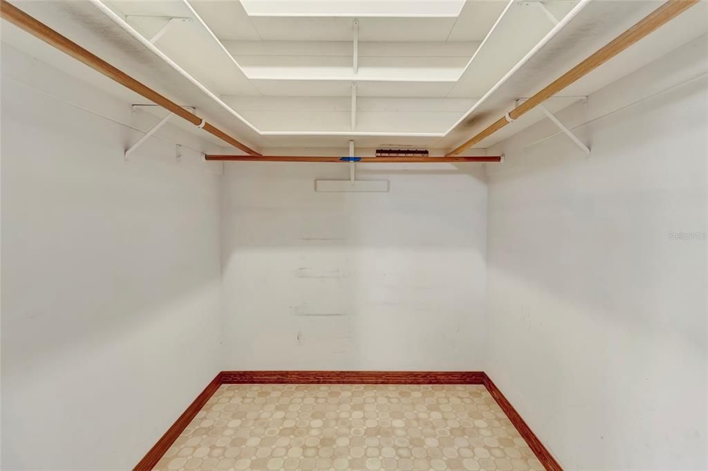 Activo con contrato: $425,000 (3 camas, 2 baños, 2314 Pies cuadrados)