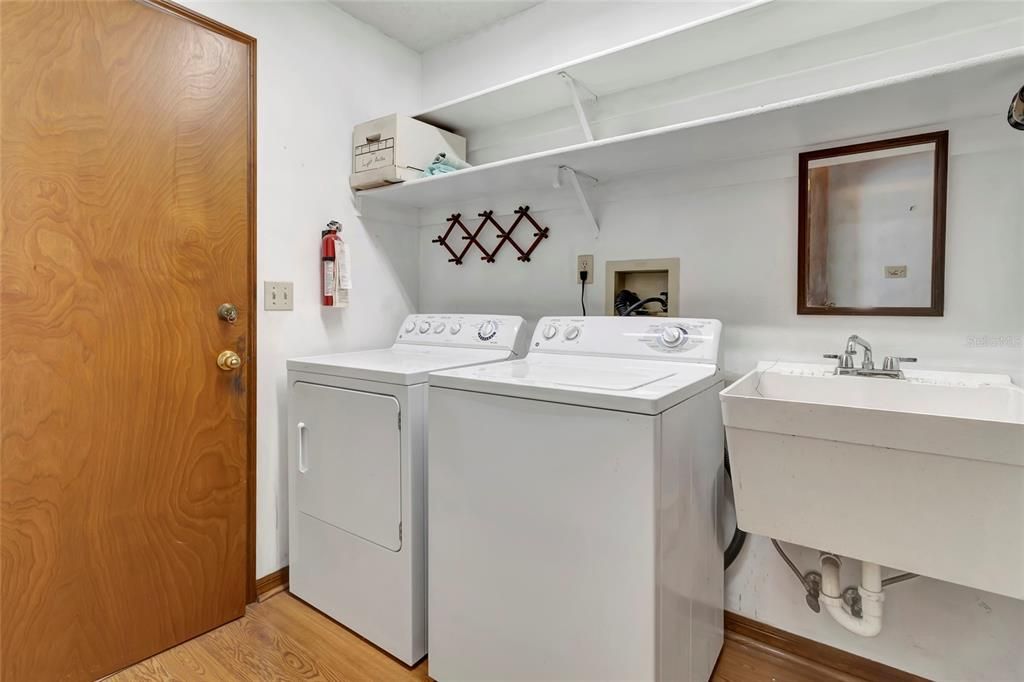 Activo con contrato: $425,000 (3 camas, 2 baños, 2314 Pies cuadrados)