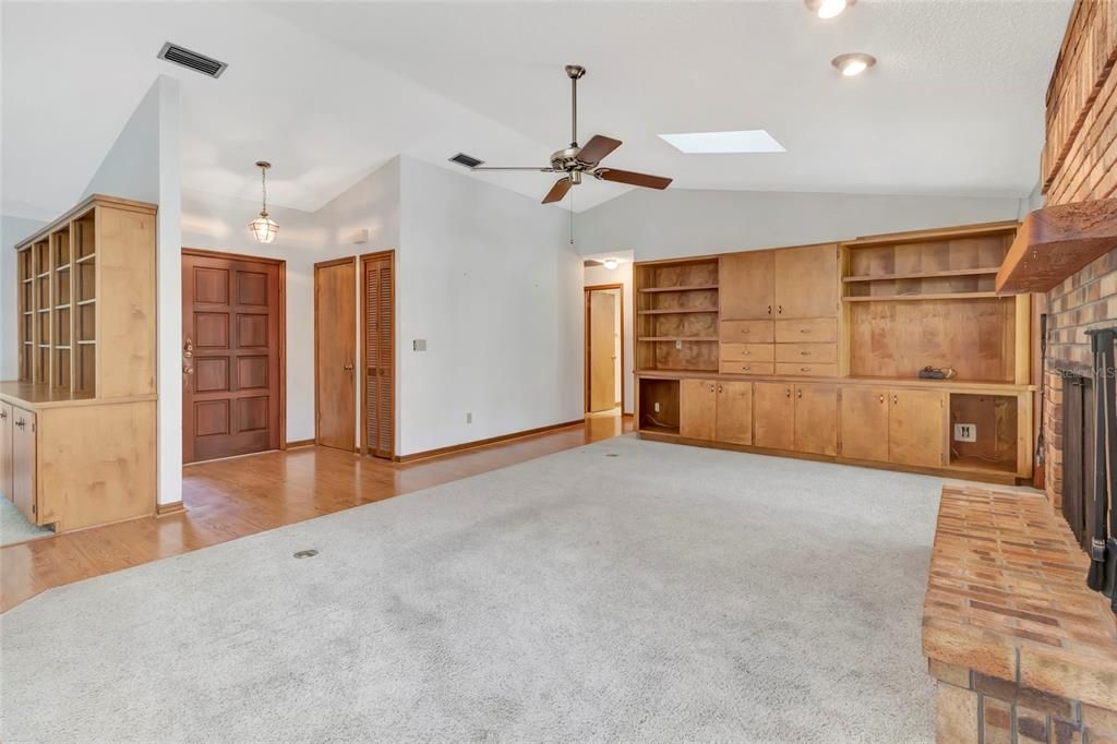 Activo con contrato: $425,000 (3 camas, 2 baños, 2314 Pies cuadrados)
