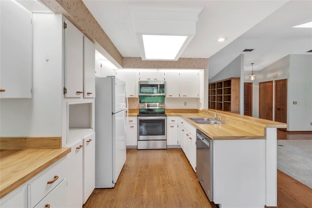 Activo con contrato: $425,000 (3 camas, 2 baños, 2314 Pies cuadrados)