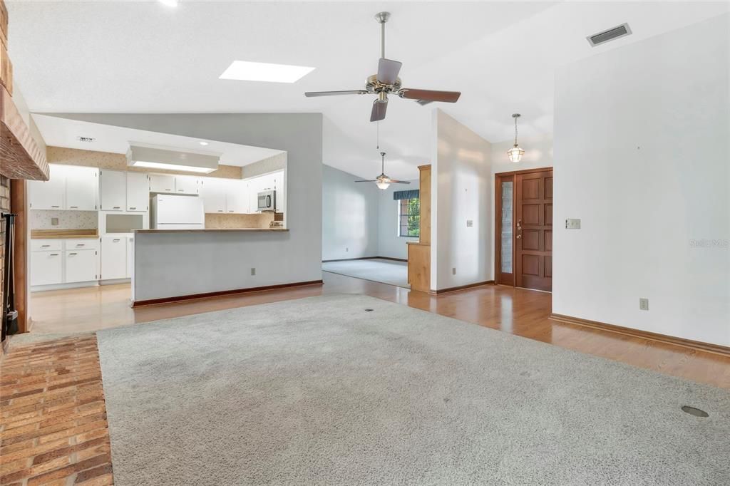 Activo con contrato: $425,000 (3 camas, 2 baños, 2314 Pies cuadrados)