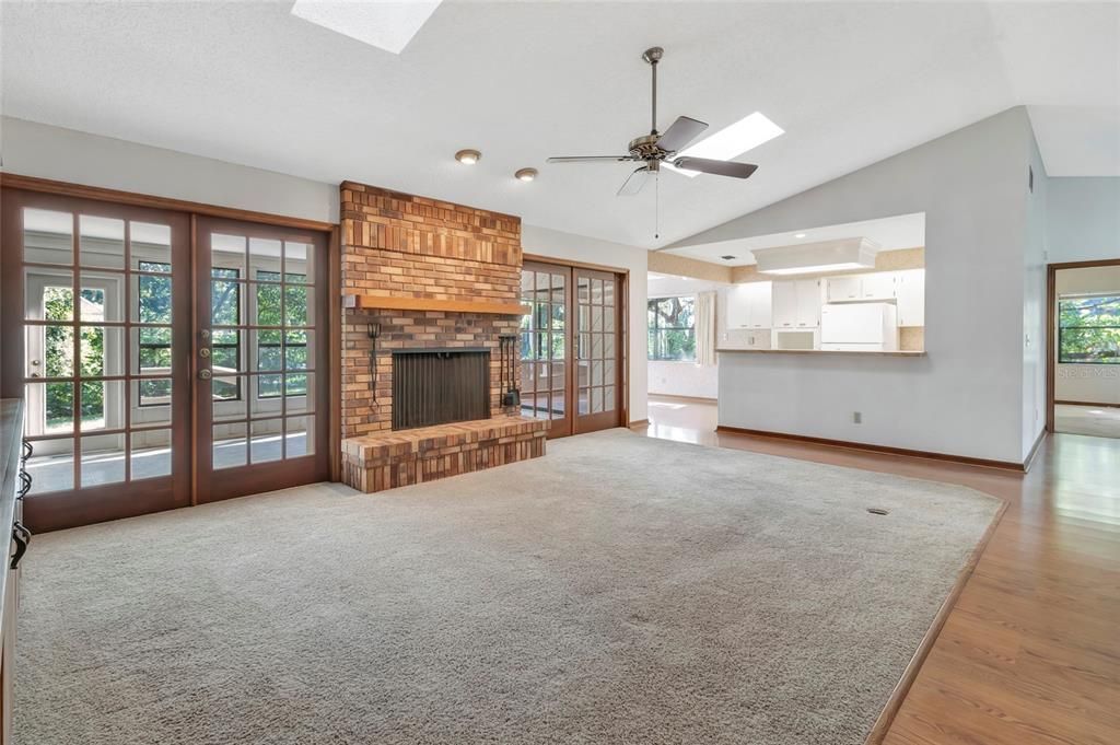 Activo con contrato: $425,000 (3 camas, 2 baños, 2314 Pies cuadrados)