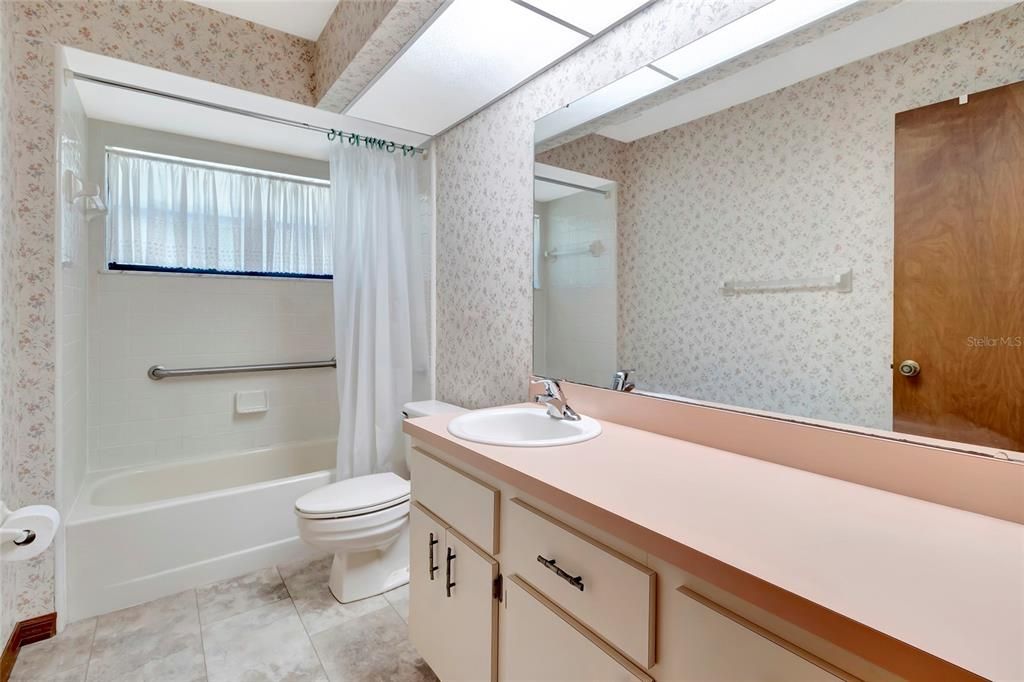 Activo con contrato: $425,000 (3 camas, 2 baños, 2314 Pies cuadrados)