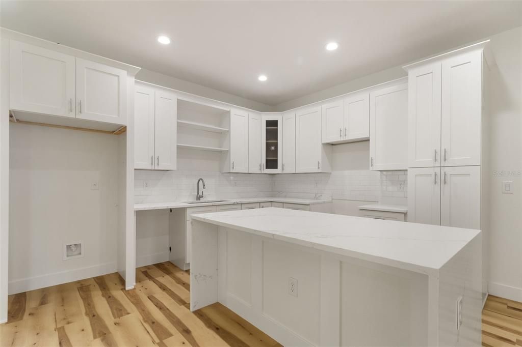На продажу: $279,900 (3 спален, 2 ванн, 1573 Квадратных фут)
