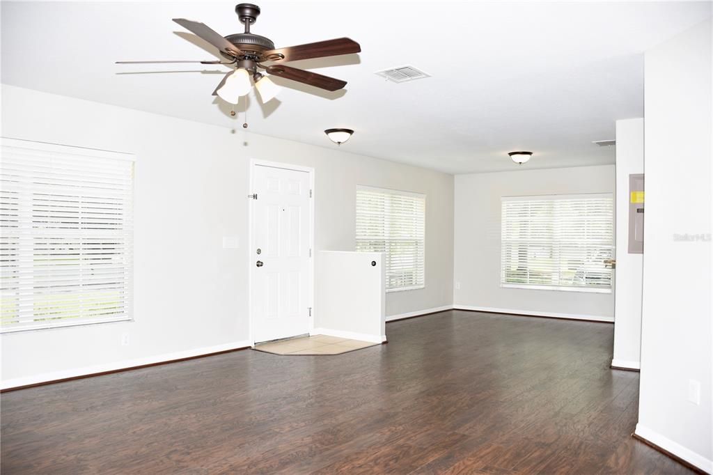 For Sale: $184,000 (3 beds, 2 baths, 1302 Square Feet)