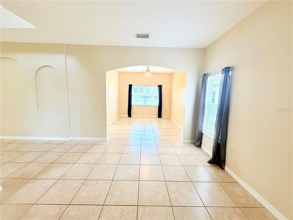 En Venta: $380,000 (4 camas, 2 baños, 2388 Pies cuadrados)
