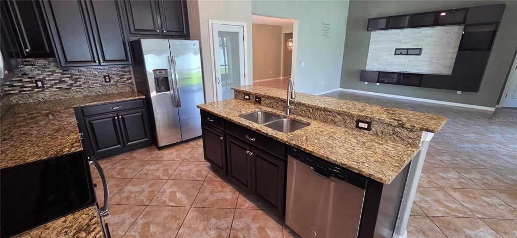En Venta: $390,500 (4 camas, 3 baños, 2358 Pies cuadrados)
