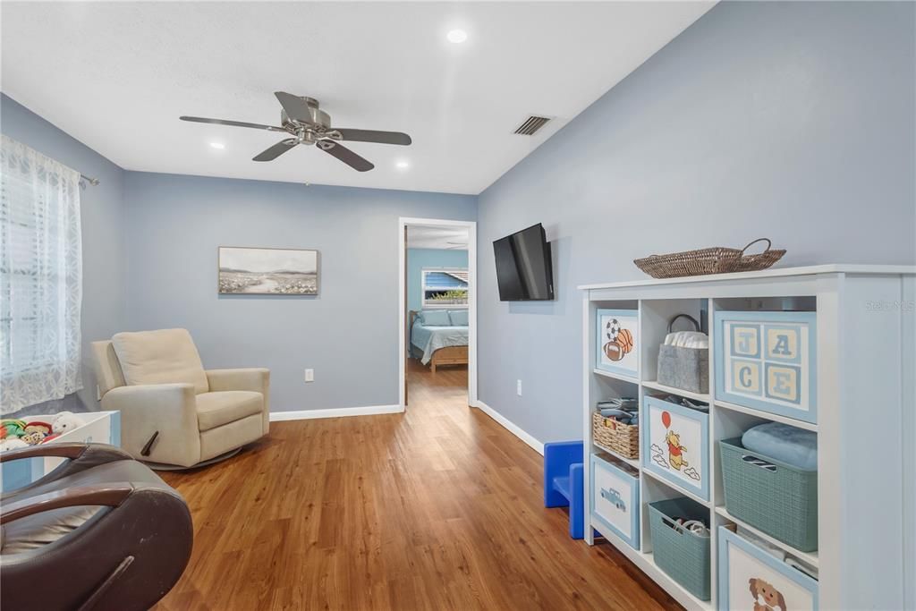 Activo con contrato: $375,000 (3 camas, 2 baños, 1674 Pies cuadrados)