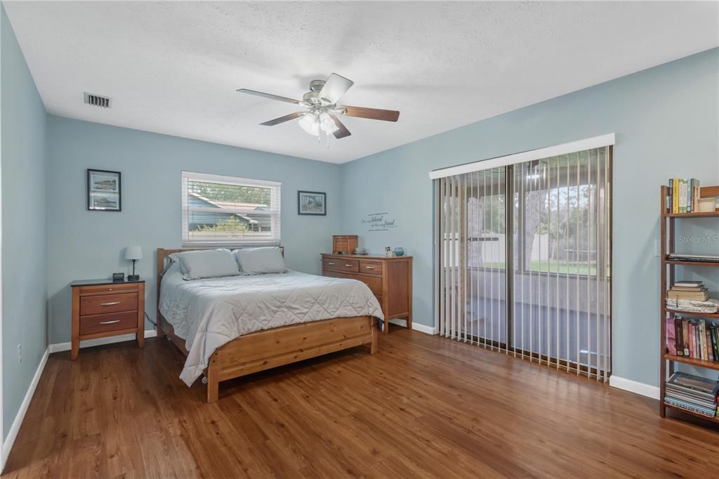 Activo con contrato: $375,000 (3 camas, 2 baños, 1674 Pies cuadrados)