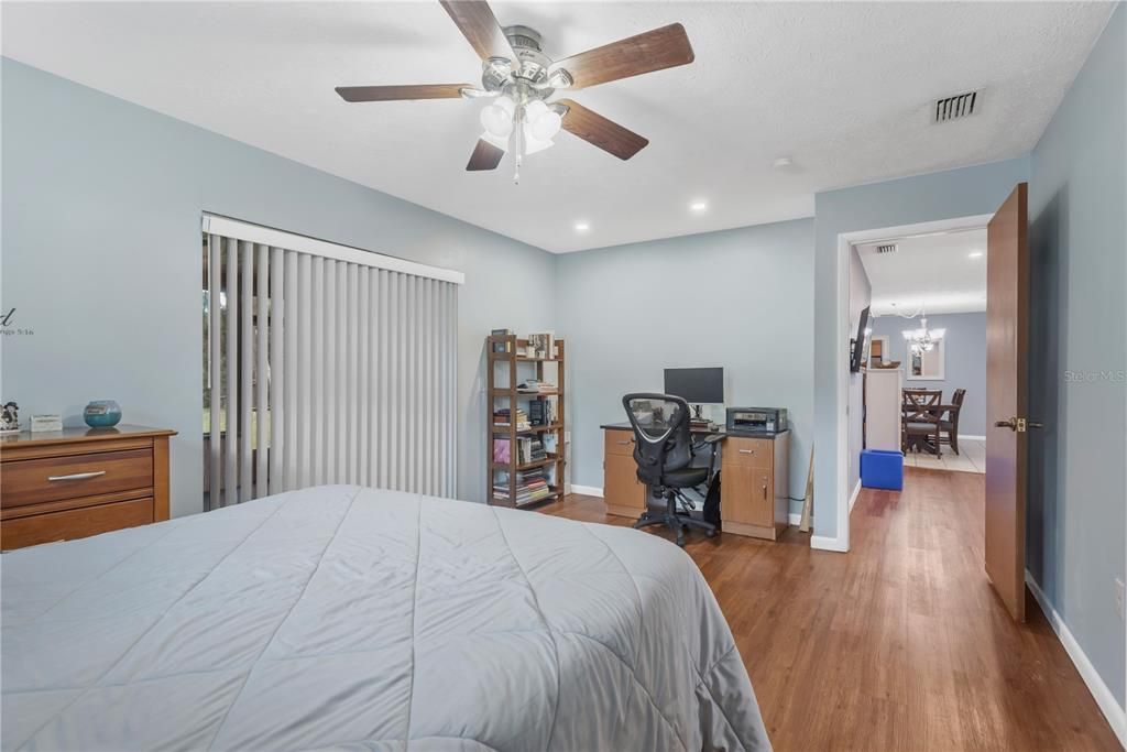 Activo con contrato: $375,000 (3 camas, 2 baños, 1674 Pies cuadrados)