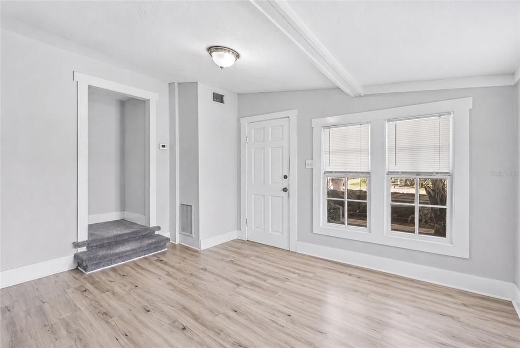 En Venta: $569,000 (4 camas, 2 baños, 1204 Pies cuadrados)
